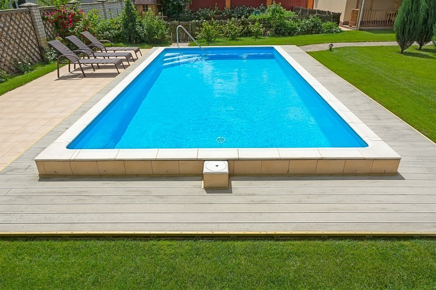 Swimming pool cleaning and maintenance services